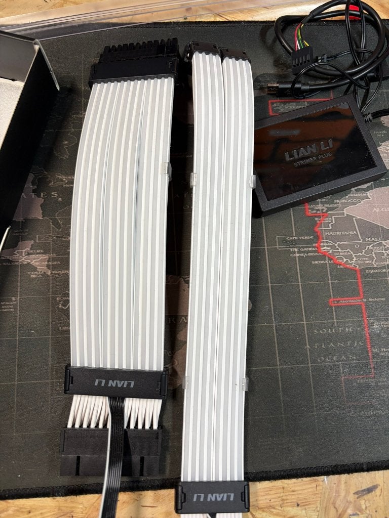 Lian Li Strimer Plus V2 24-pin + 2x 8-pin GPU kabel, Ophalen of Verzenden, Zo goed als nieuw