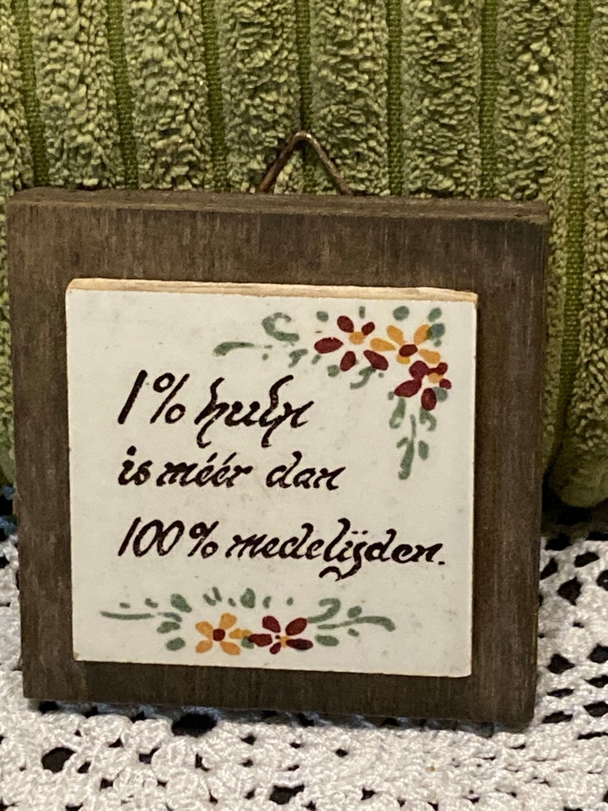 Miniatuur tegeltje met spreuk, hulp (070426c), Ophalen of Verzenden, Zo goed als nieuw