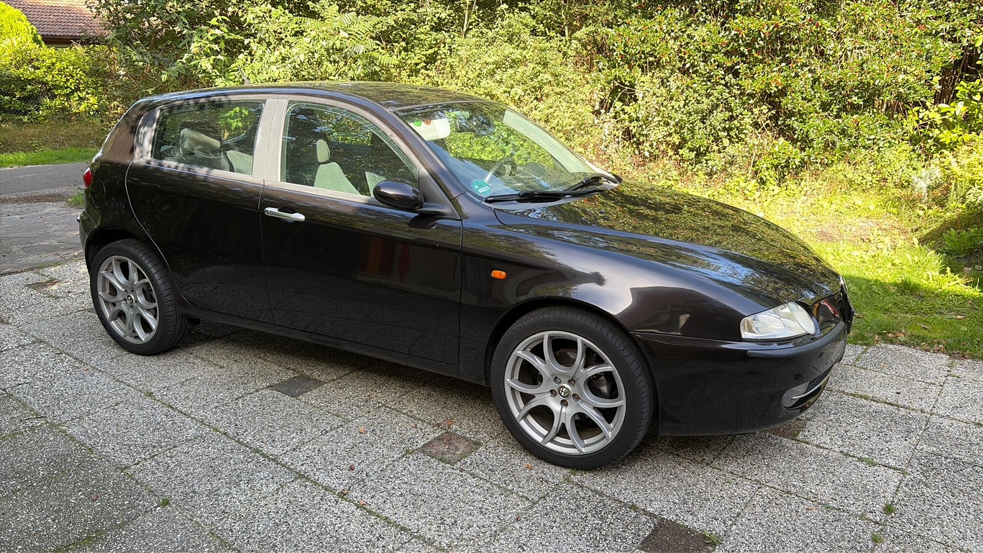 Nette Alfa Romeo 147 1.6 T.spark 16V 88KW 5DR 2002 Zwart, Voorwielaandrijving, 1195 kg, 4 cilinders, 400 kg