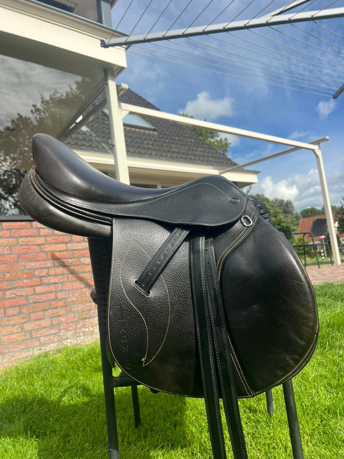 Ikonic Classic Line springzadel, Ophalen, Vlakke zit, Middel, Inclusief stijgbeugels