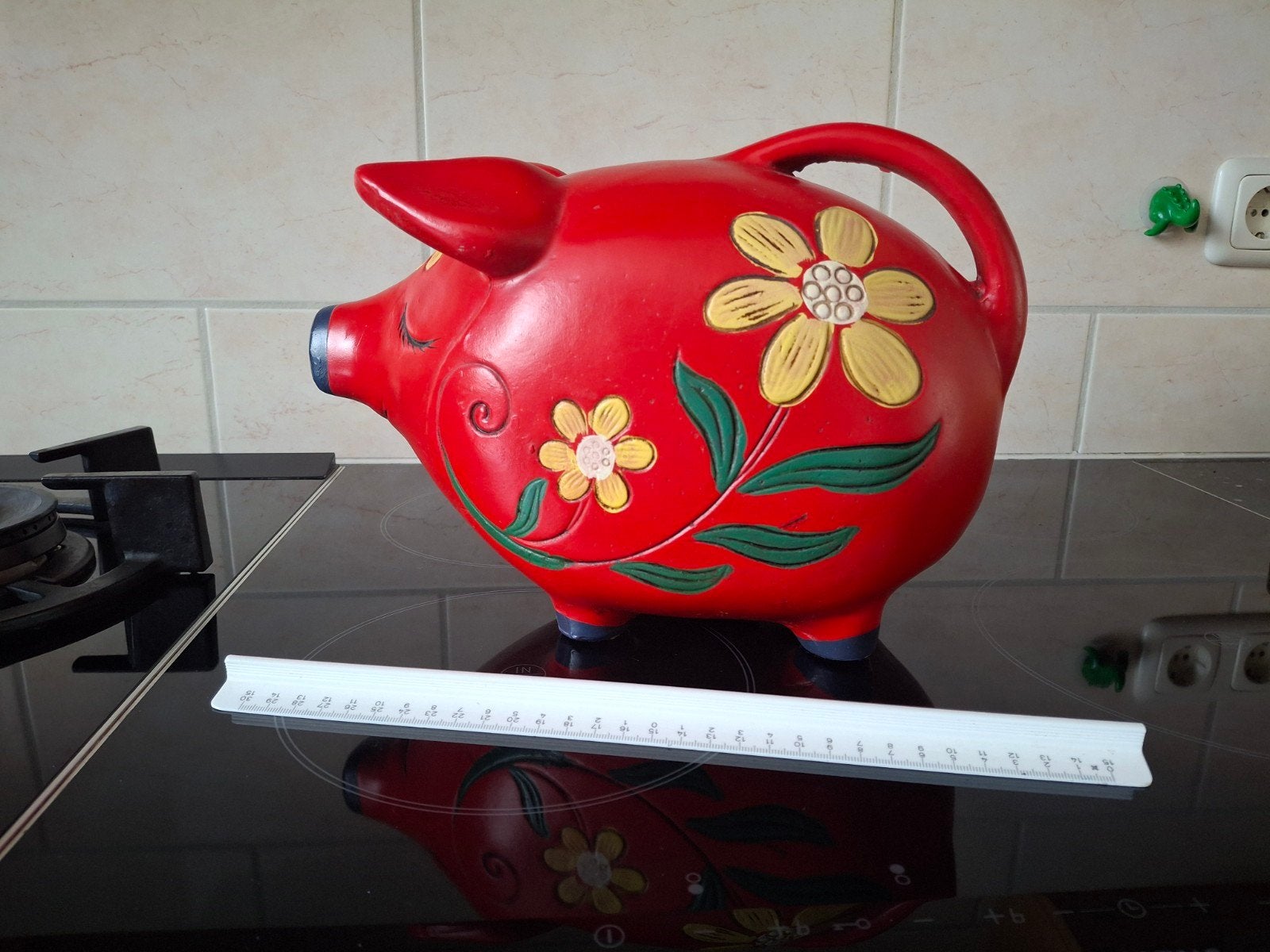Rode spaarpot varken met bloemen decoratie, Verzamelen, Spaarpotten, Ophalen of Verzenden, Gebruikt, Steen, Aardewerk of Keramiek