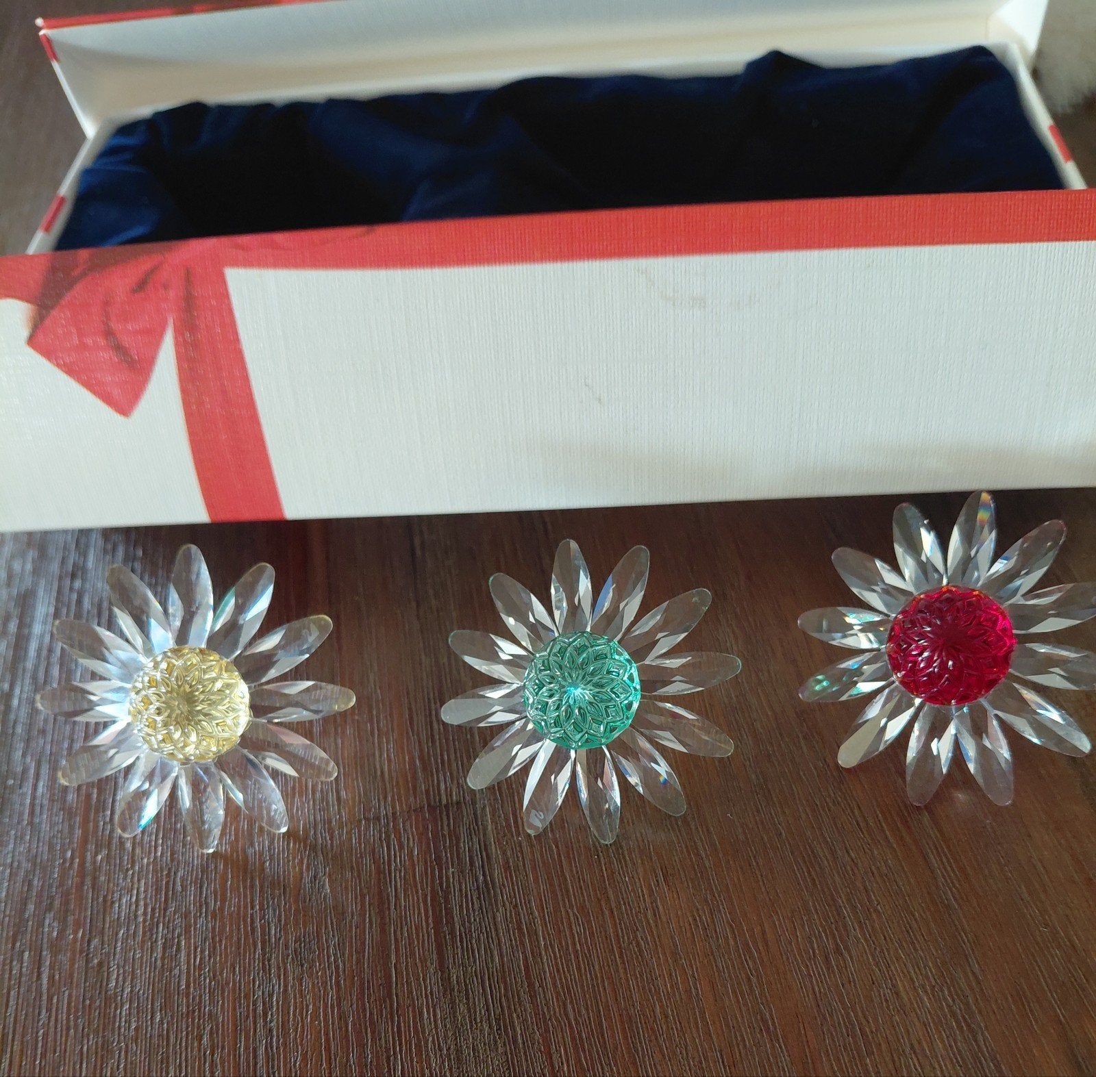 swarovski 3 x margriet geel groen rood, Verzamelen, Ophalen of Verzenden, Zo goed als nieuw, Figuurtje