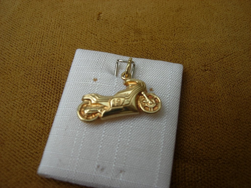 GOUDEN BEDEL VAN EEN MOTOR., Sieraden, Tassen en Uiterlijk, Verzenden, Goud, Hanger