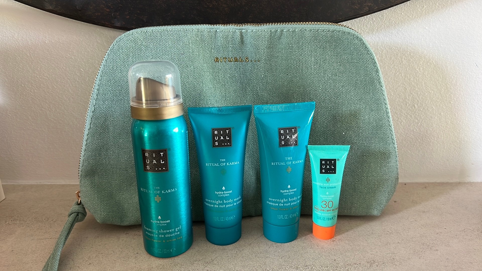 Rituals Karma travel set met toilettas 😎🩵 Nieuw!, Ophalen of Verzenden, Nieuw, Bad & Douche