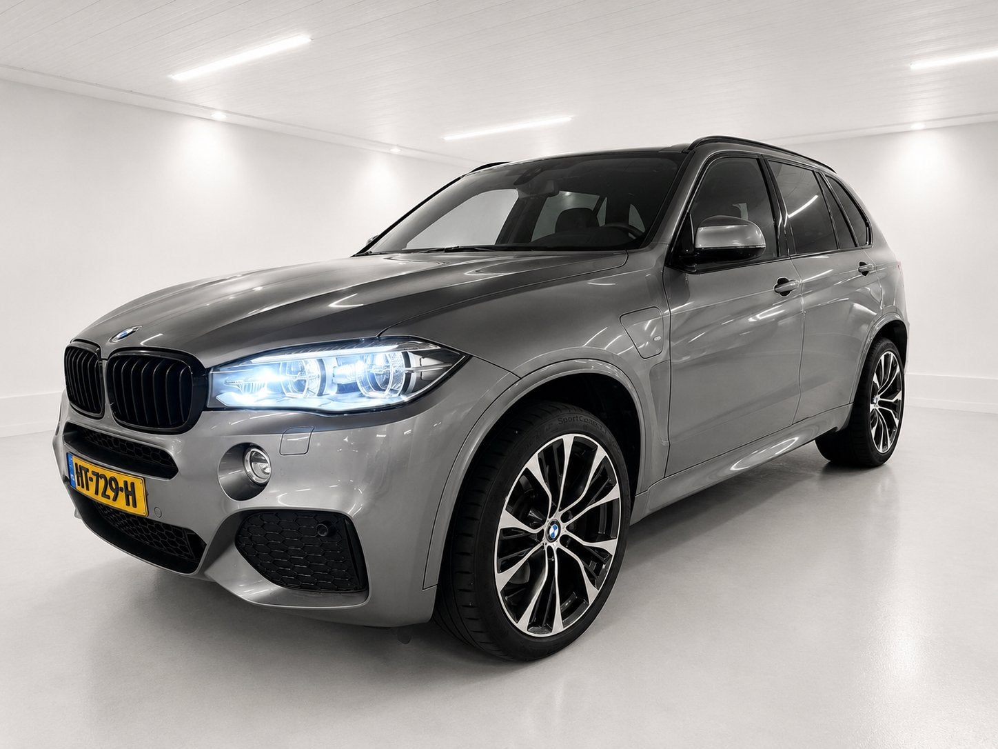 BMW X5 Xdrive40e Iperformance 313pk Aut 2015 Grijs, Auto's, BMW, 4 cilinders, Bruin, Vierwielaandrijving, 147 €/maand