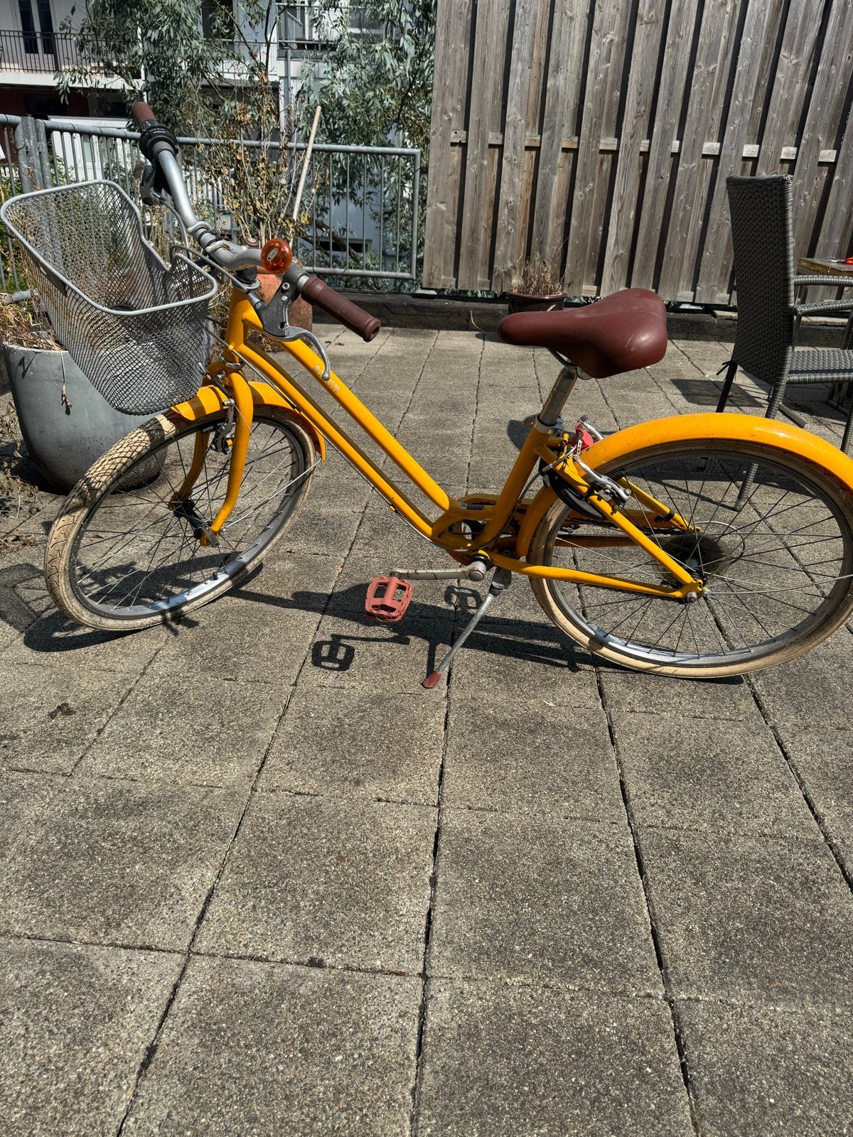 Gele damesfiets met mand - Gebruikt, Fietsen en Brommers, Fietsen | Dames | Damesfietsen, Overige merken, Velgrem, Ophalen of Verzenden