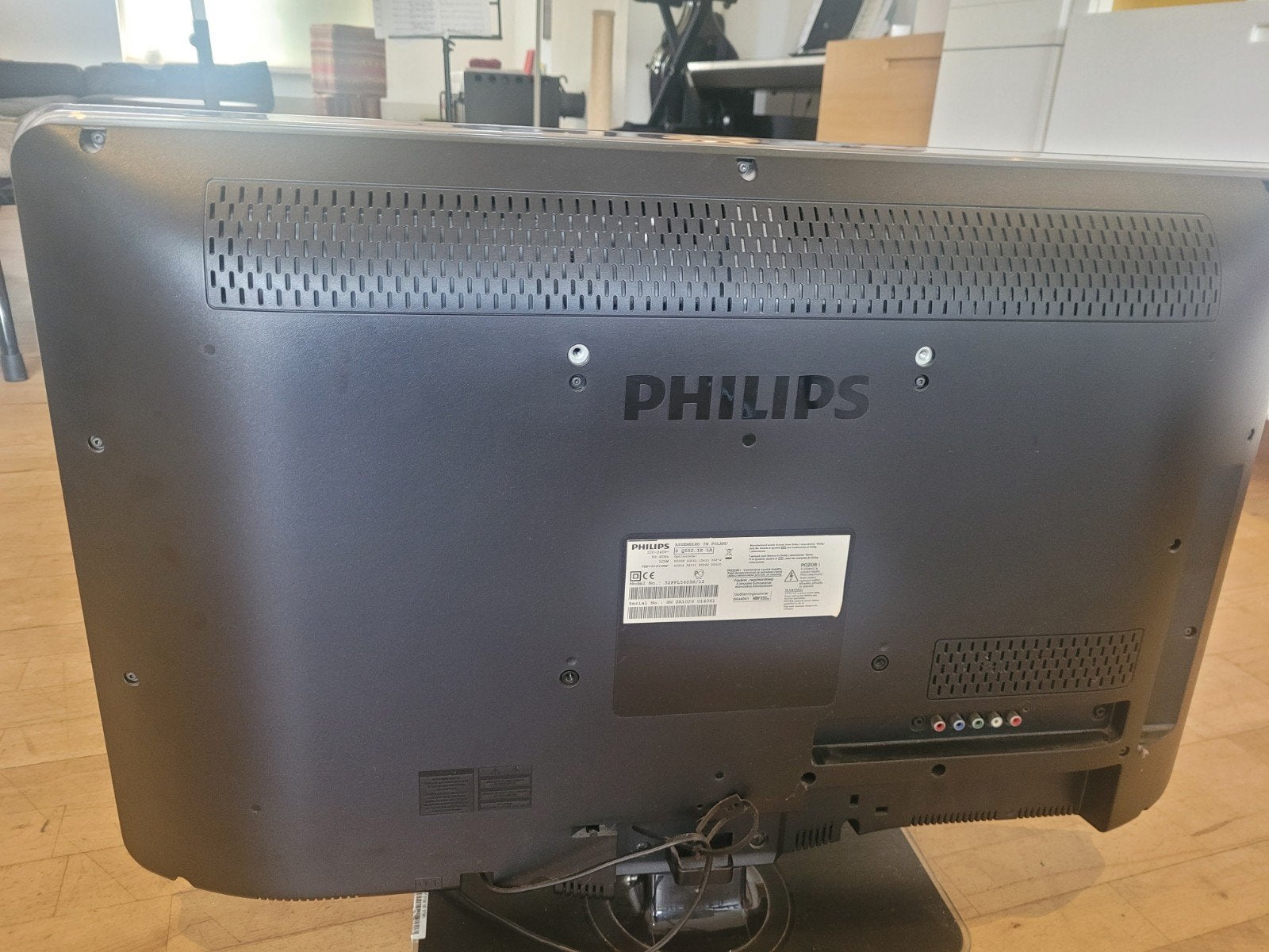 Foto 3 van Philips 32PFL5605H/12 LCD TV - 80 cm (32 inch)