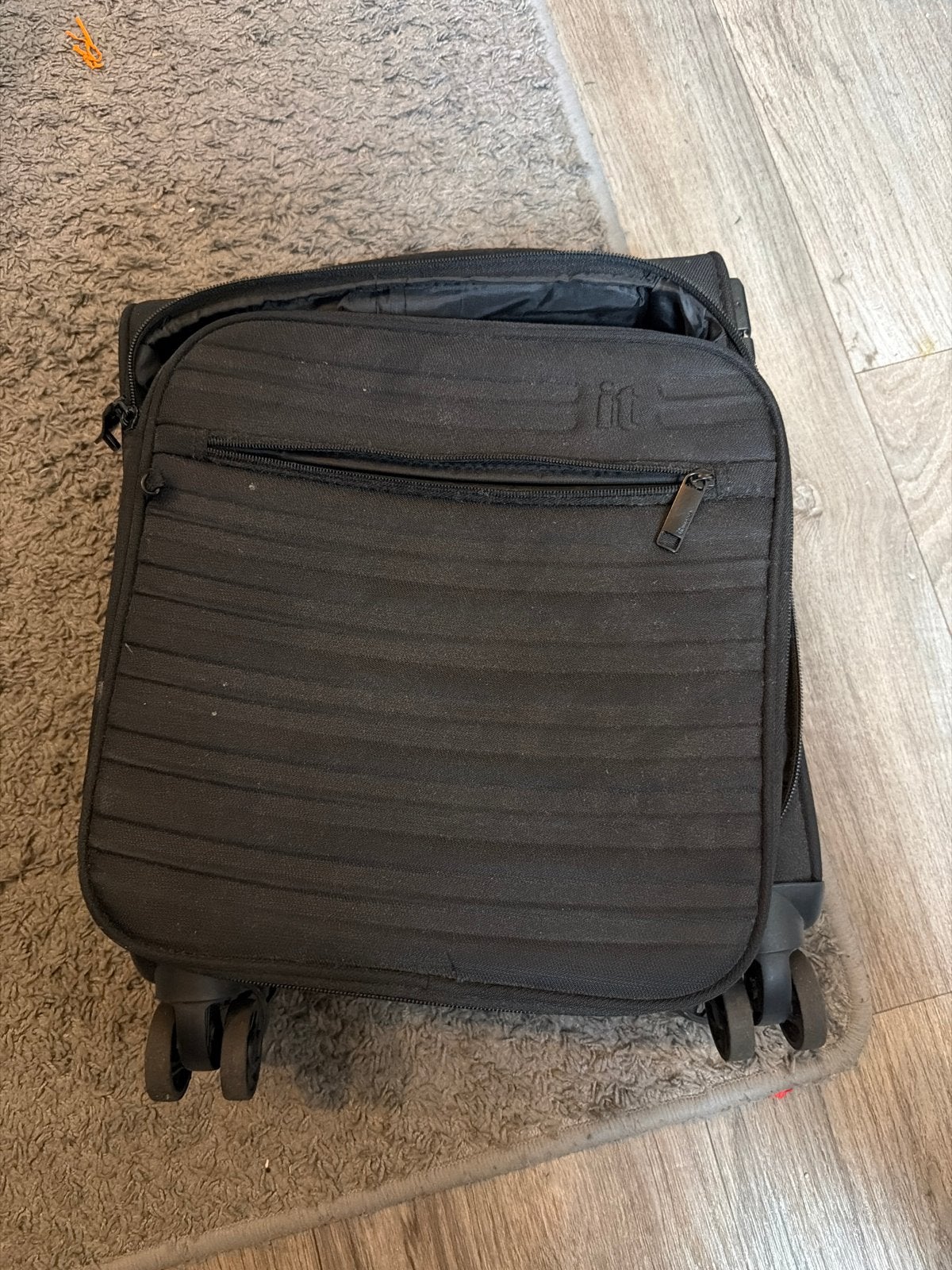 Zwarte reiskoffer met wieltjes en uitschuifbare handgreep, 40 tot 60 cm, 30 cm of meer, Gebruikt, Zwart