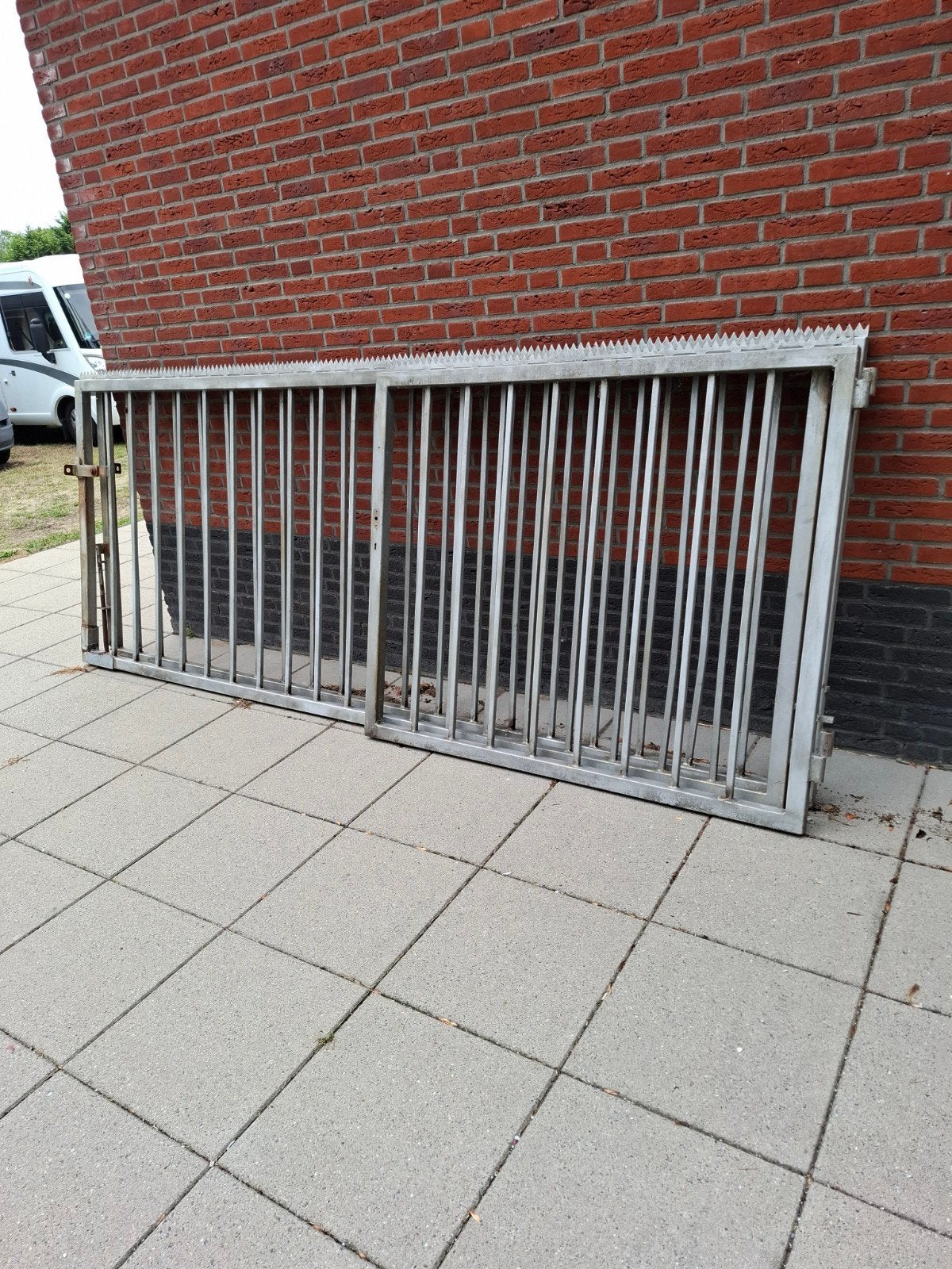 Hekwerk met poort - 2x 327x130cm, 1x 155x130cm, Met poort, Gebruikt, IJzer, Spijlenhekwerk