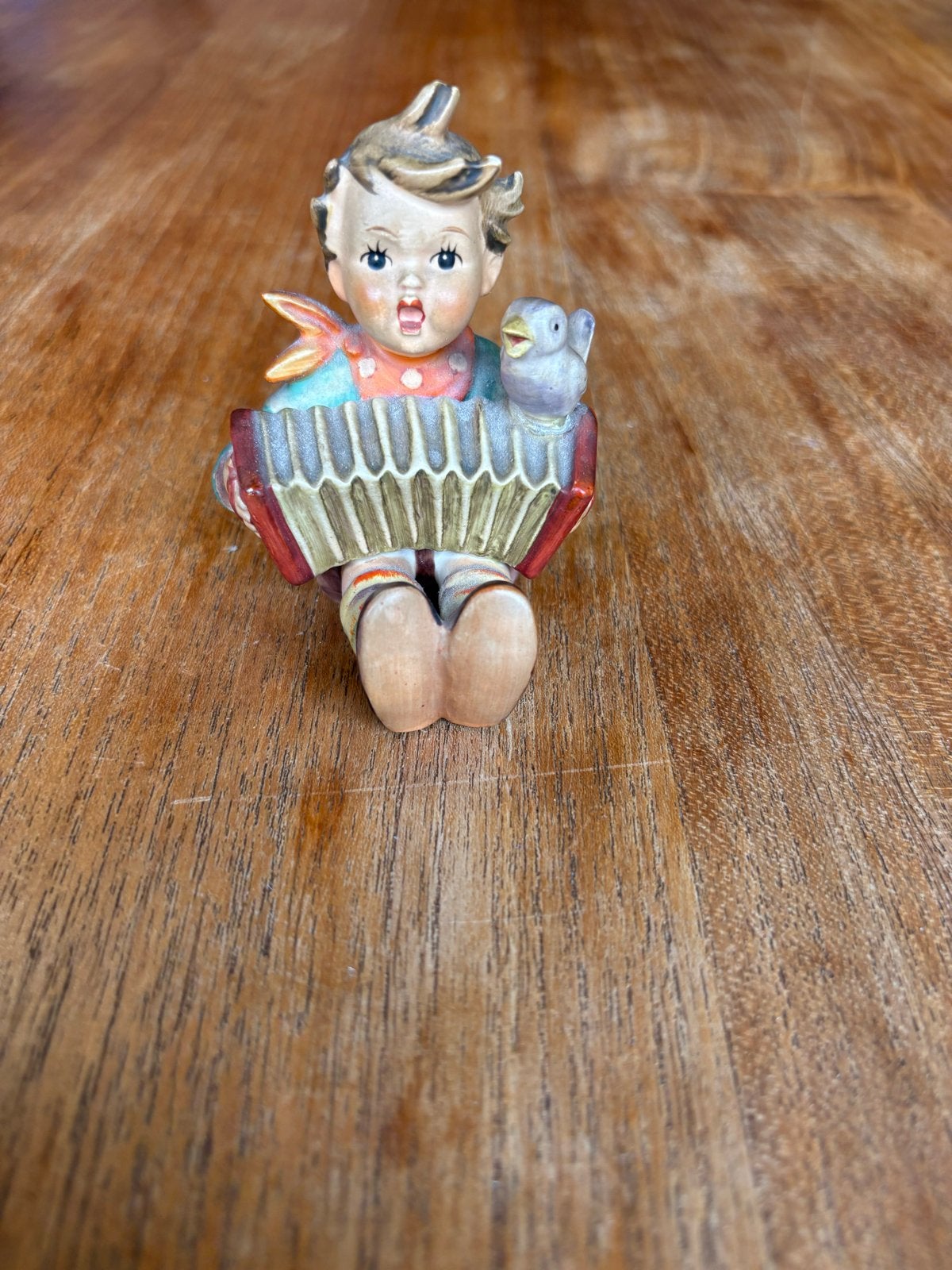 Vintage Hummel beeldje: Jongen met accordeon en vogel, Ophalen of Verzenden, Zo goed als nieuw, Hummel