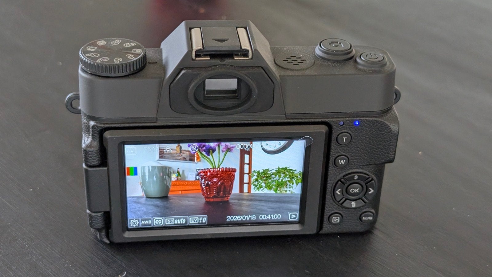 4K Ultra HD Kantelbaar Scherm NIEUW, Audio, Tv en Foto, Fotocamera's Digitaal, Ingebouwde flitser, Ophalen of Verzenden, Zo goed als nieuw