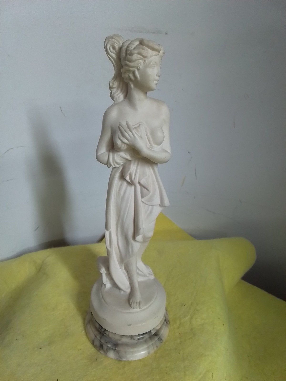 10093)  mooie blote dame op marmeren voet   hoog 24cm, Ophalen of Verzenden
