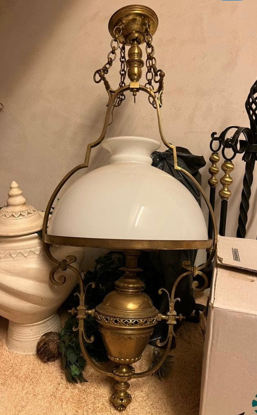 Antiek hang lamp (olielamp) koper/messing met wit glazen kap, Ophalen