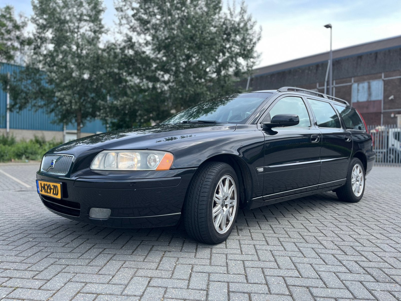 Volvo V70 2.5 T AWD AUT 2004 Zwart, Auto's, Volvo, Automaat, 1800 kg, Zwart, 1598 kg
