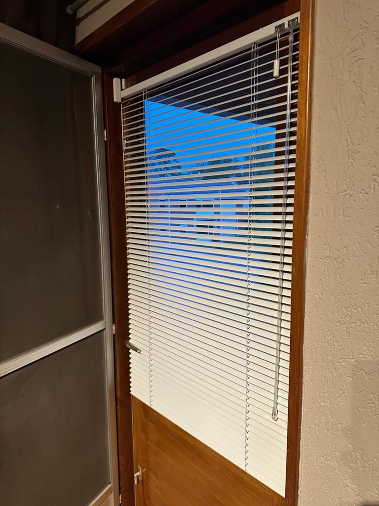 Luxaflex wit (124x220cm) electrisch bediend, Doe-het-zelf en Verbouw, Rolluiken, Ophalen, Gebruikt, 100 tot 150 cm, 200 cm of meer