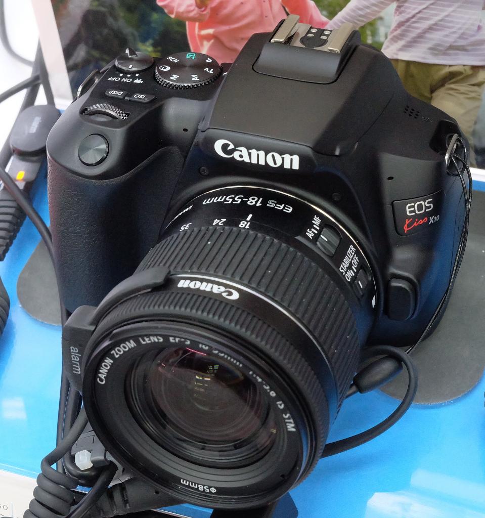 Canon 250D Zo goed als nieuw + Memory card, Ophalen of Verzenden, Zo goed als nieuw