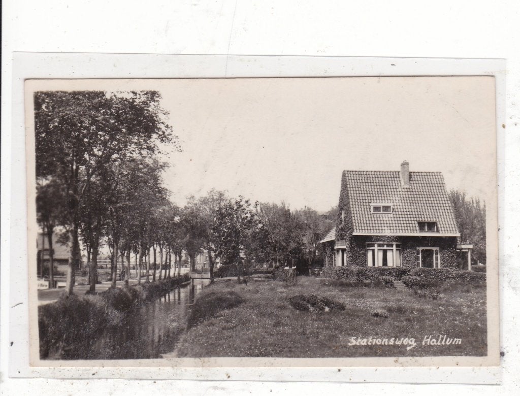 Hallum-Stationsweg 1942 fotokaart, Verzamelen, Ansichtkaarten | Nederland, Verzenden, 1940 tot 1960, Gelopen, Friesland