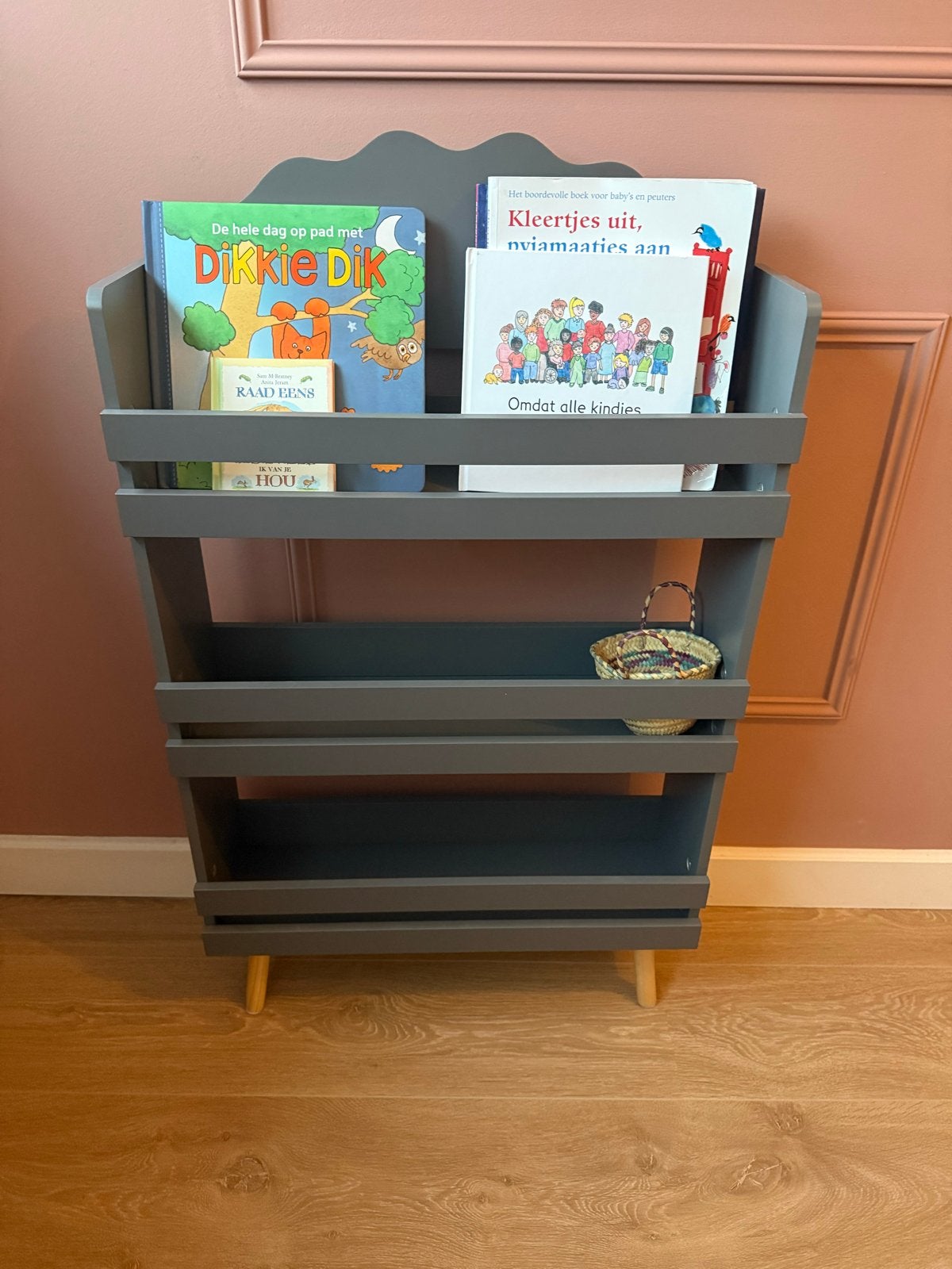 Nieuwe kinderboekenkast - Grijs met houten pootjes, Kinderen en Baby's, Ophalen, Nieuw, Minder dan 50 cm, 90 tot 105 cm