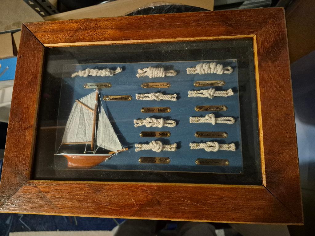 Klassiek maritiem knopenbord in houten vitrinekastje, Verzamelen, Scheepvaart, Ophalen of Verzenden, Gebruikt, Zeilboot, Overige typen