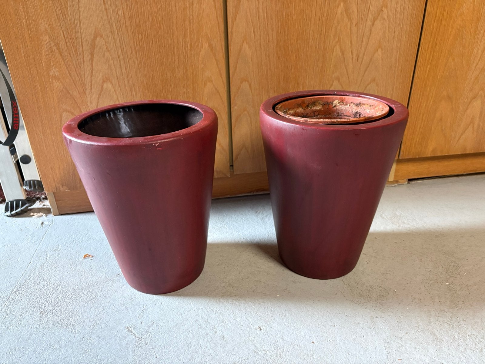 Set van 2 rode bloempotten, gebruikt, Gebruikt, Rond, Binnen, Aardewerk