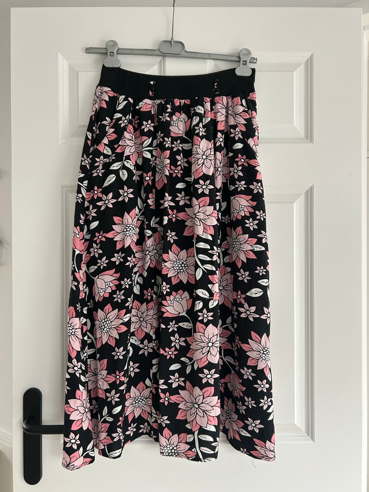 Zwarte rok met roze bloemenprint, Kleding | Dames, Rokken, Maat 38/40 (M), Zwart, Ophalen of Verzenden, Zo goed als nieuw