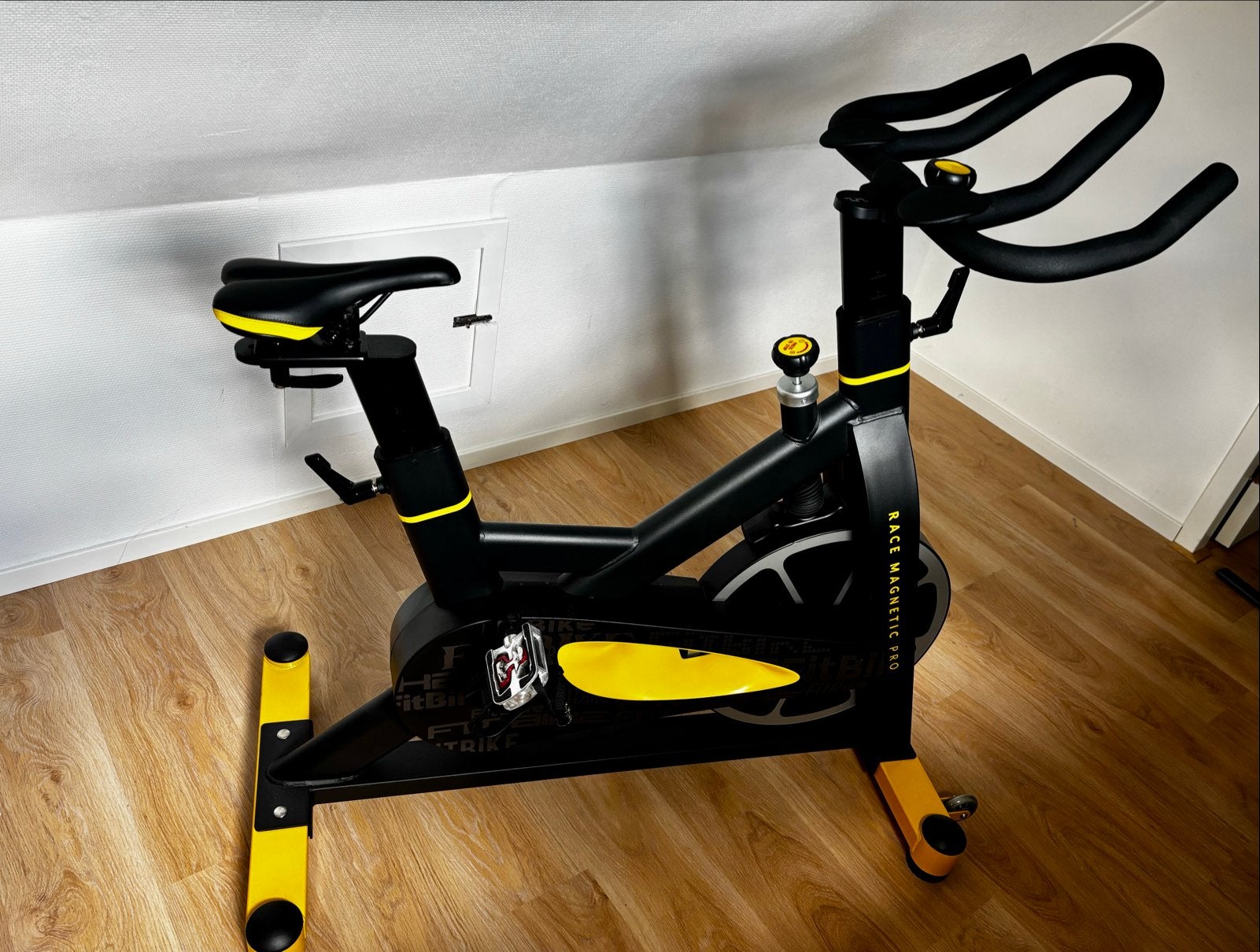FitBike Race Magnetic Pro Spinningfiets - Zo goed als nieuw, Sport en Fitness, Ophalen, Spinningfiets, Zo goed als nieuw, Metaal