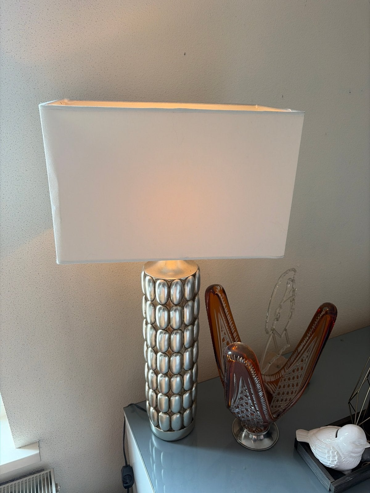 Moderne Tafellamp met Zilveren Voet en Witte Kap, Ophalen, Gebruikt, Met kap, Modern