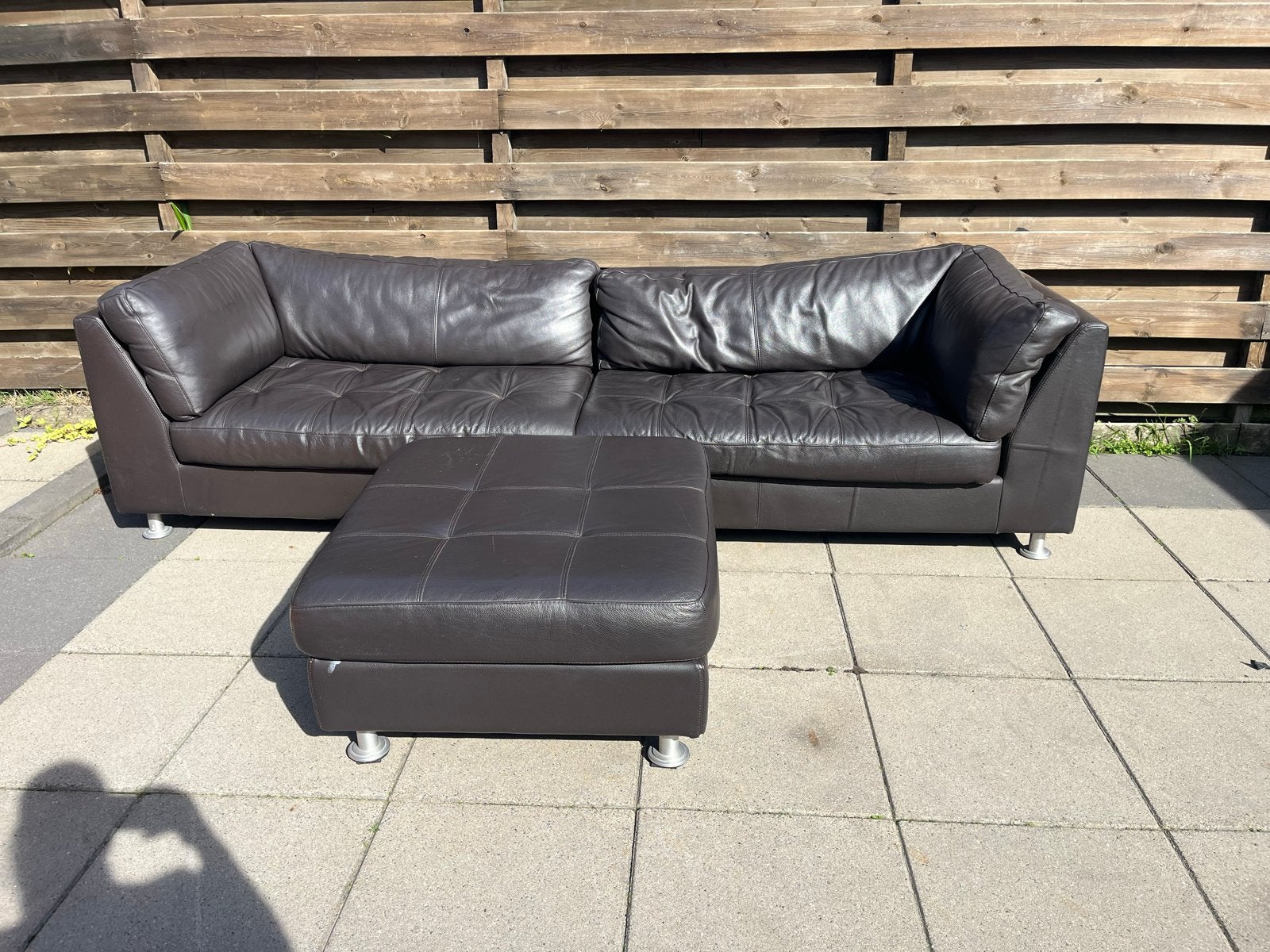 Comfortabele 2-persoons bank met poef, Huis en Inrichting, Ophalen, Gebruikt, Tweepersoons, Leer