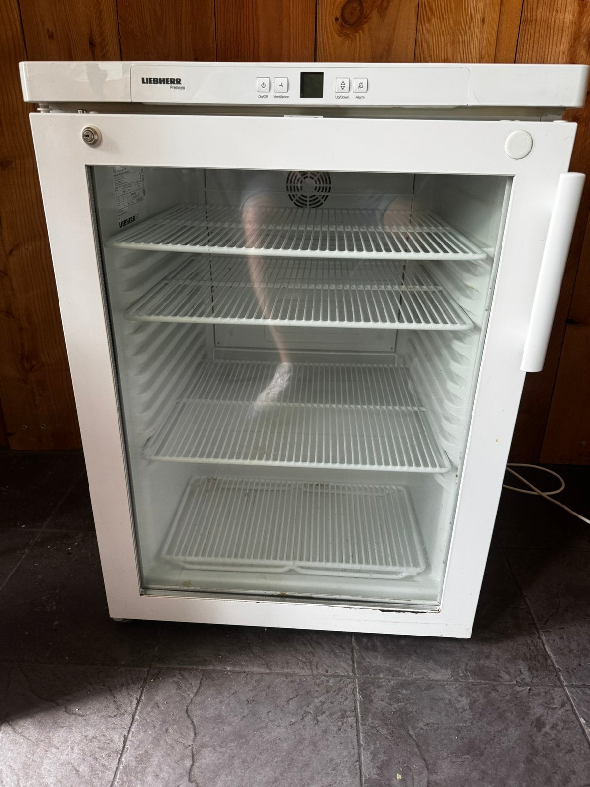 Liebherr glasdeur koelkast, met verlichting, zeer netjes, Ophalen, Zonder vriesvak, 200 liter of meer, 60 cm of meer