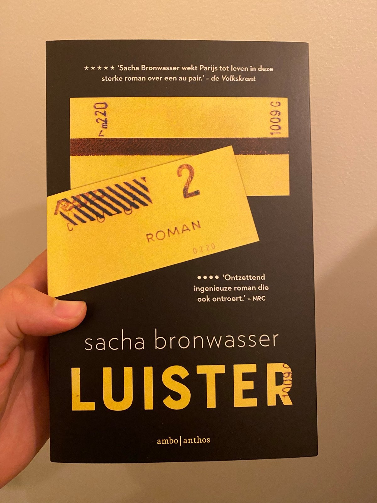 Luister - Sacha Bronwasser (Roman), Ophalen of Verzenden, Zo goed als nieuw, Nederland