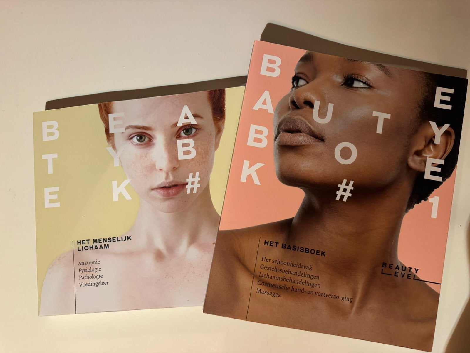 Beautyboek deel 1 en 2, Ophalen of Verzenden, Alpha, Zo goed als nieuw, MBO