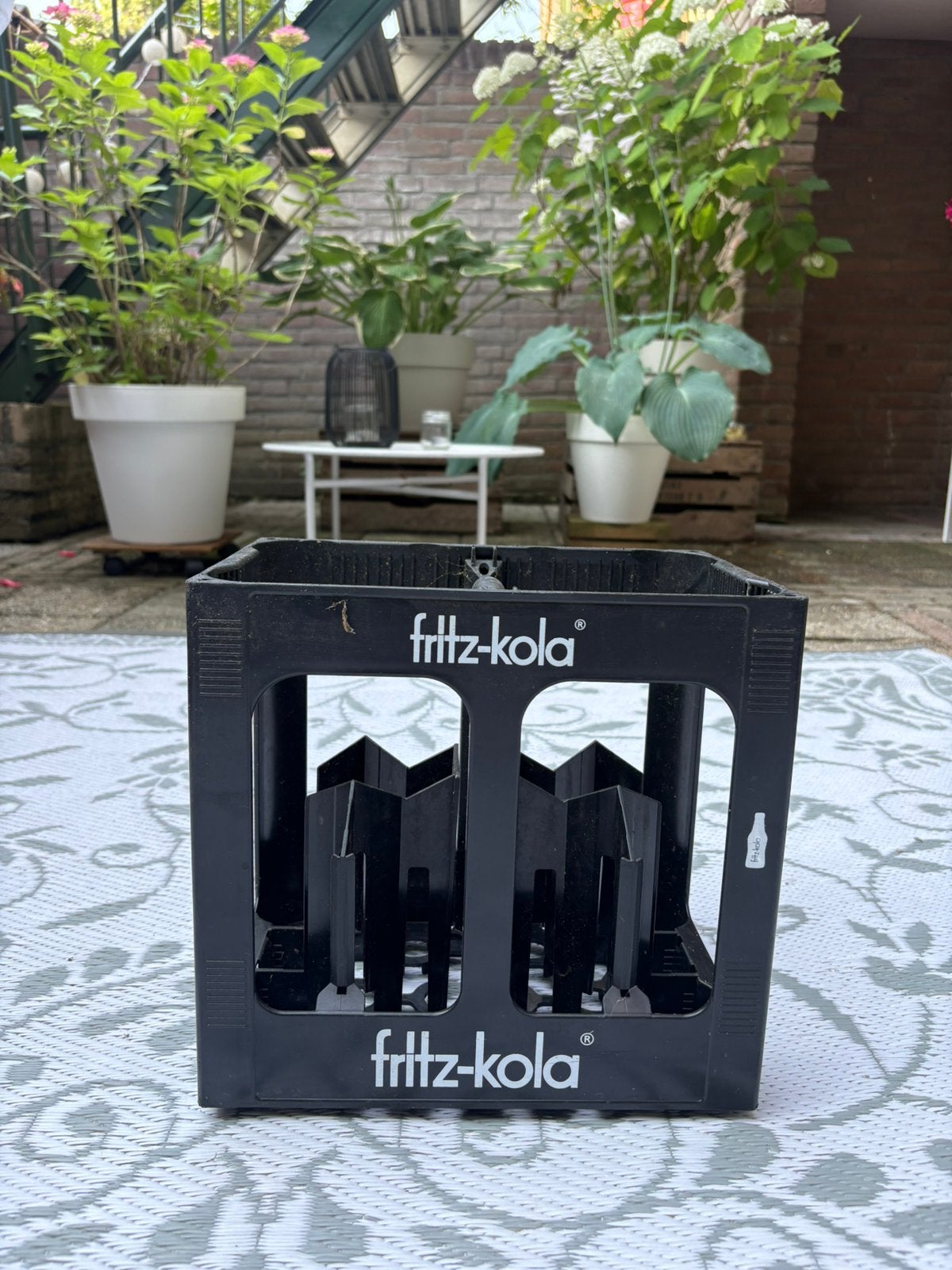 Zwart Fritz Kola kratje (bijna net zo leuk als Evian), Ophalen, Gebruikt, Kunststof