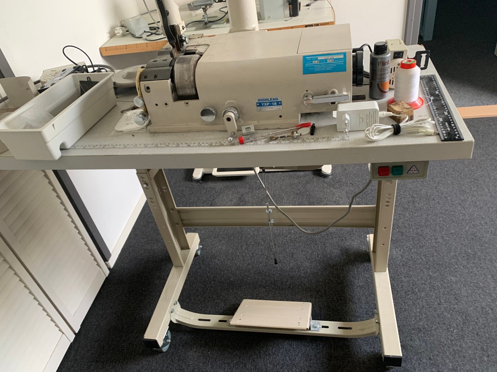 Highlead yxp 18. Schalm/dunsnij machine, Ophalen, Zo goed als nieuw, Naaimachine, Overige merken