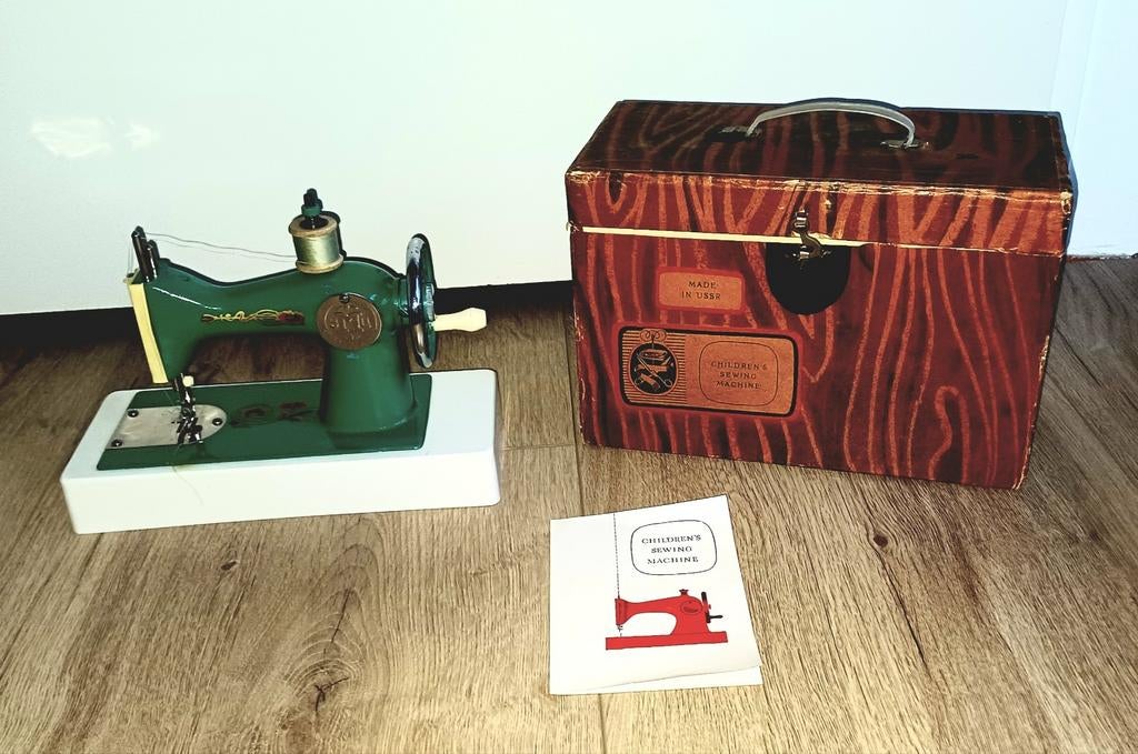 Retro kinder naaimachine uit jaren '70 - Groen, Antiek en Kunst, Antiek | Naaimachines, Ophalen
