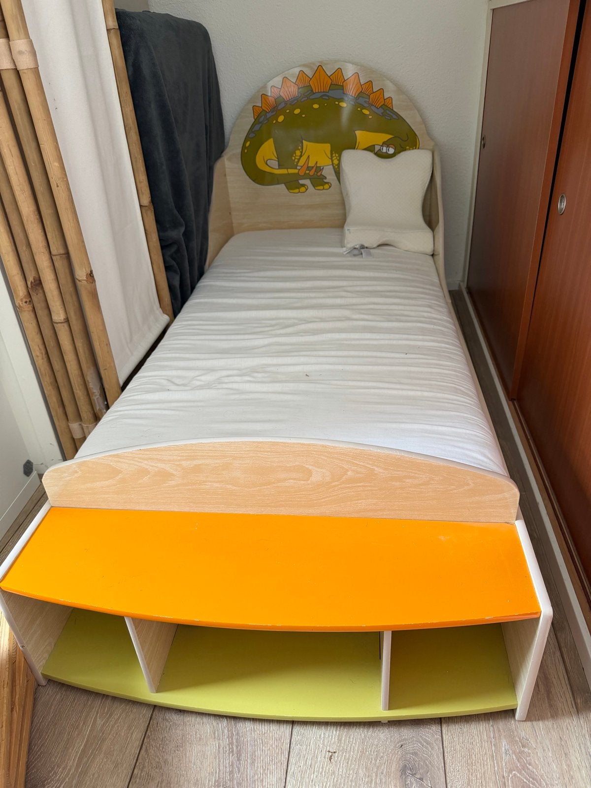 Peuterbed met matras - Dino thema, Ophalen, Gebruikt, 70 tot 85 cm, 140 tot 160 cm