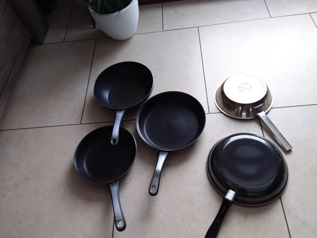 Vijf pannen Tefal / Vivo, Ophalen of Verzenden, Rvs, Pannenset