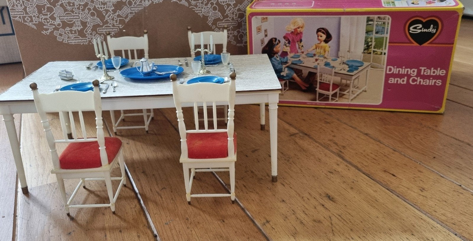 Sindy Pedigree Eetkamertafel met 4 stoelen en servies, Ophalen of Verzenden, Zo goed als nieuw, Poppenhuis