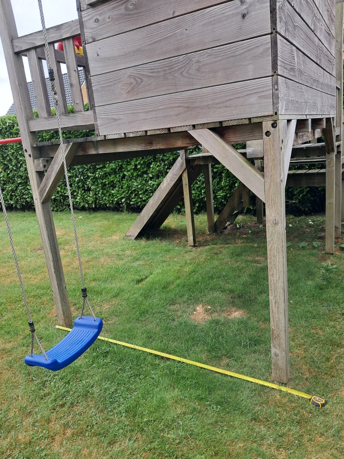 Houten speelhuisje met schommel en klimwand, Kinderen en Baby's, Speelgoed | Buiten | Speeltoestellen, Ophalen, Gebruikt, Schommel