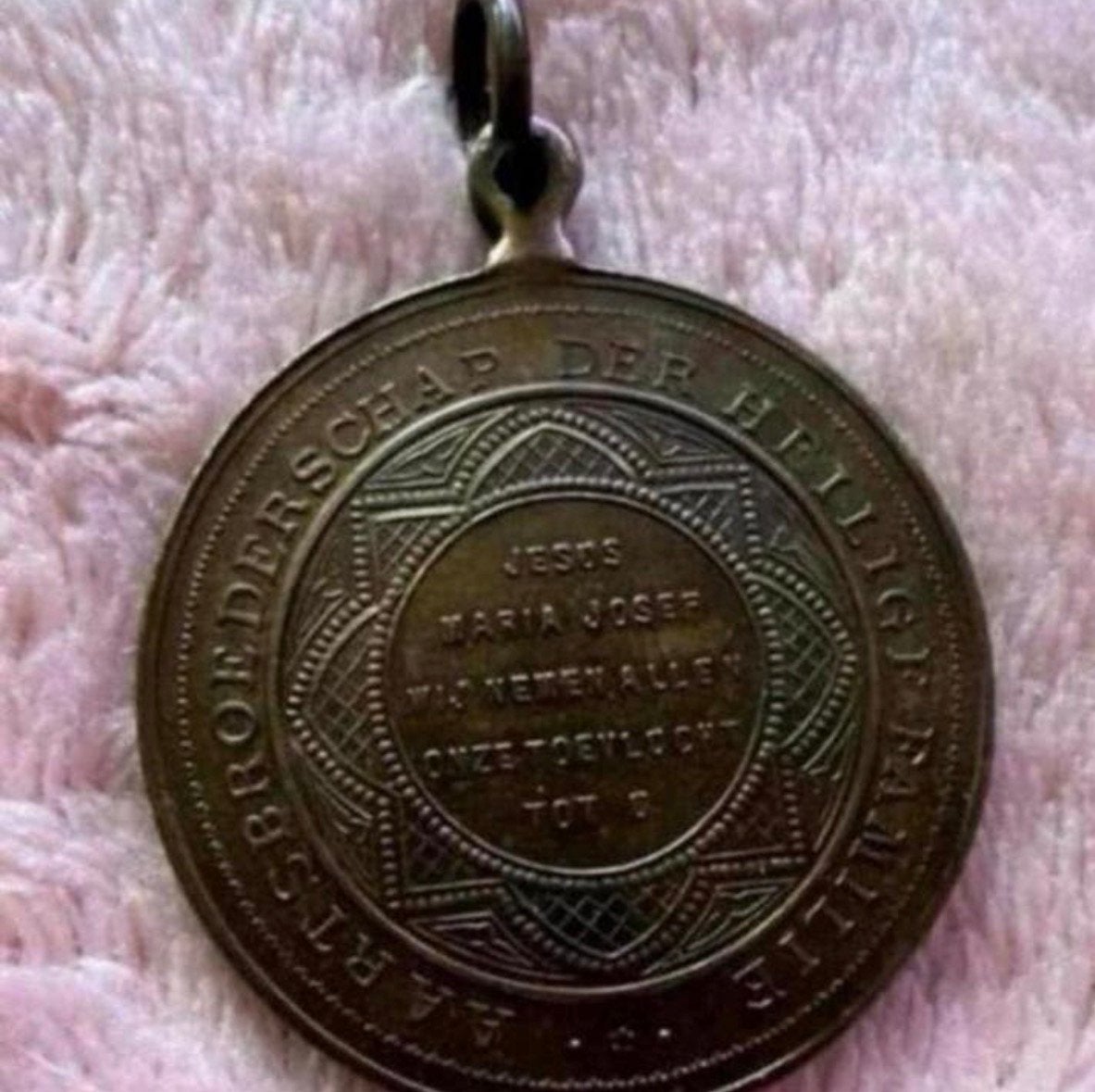 Aartsbroederschap der heilige familie medaille 4 cm, Postzegels en Munten, Ophalen of Verzenden, Overige materialen