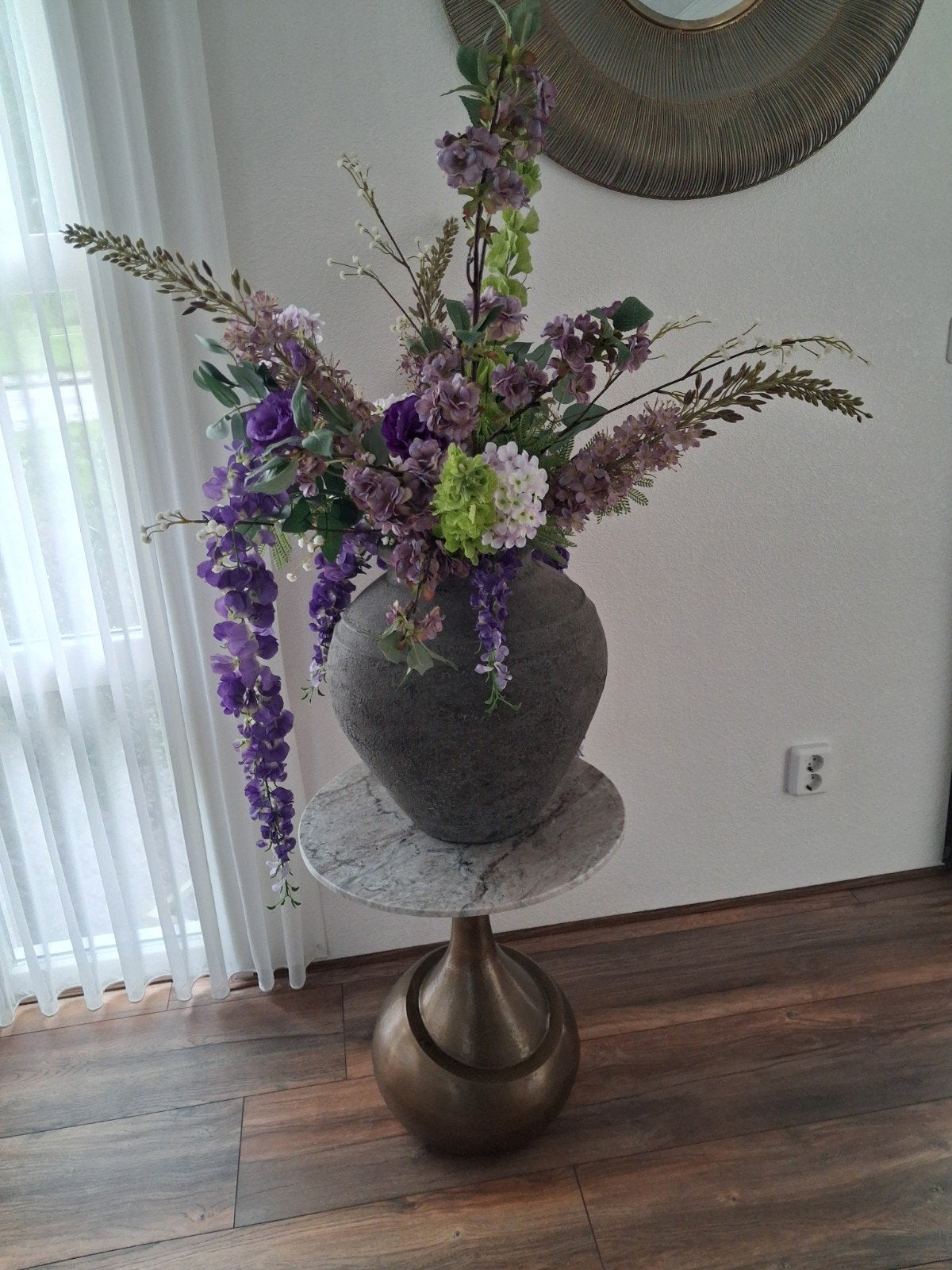mooi zijden bloemstuk met zware stenen vaas, Ophalen, Zo goed als nieuw