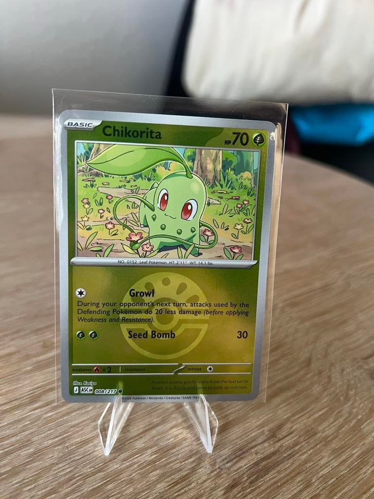 Chikorita Pokémon Kaart - ASC 008/217 Pokeball, Ophalen of Verzenden, Zo goed als nieuw, Losse kaart