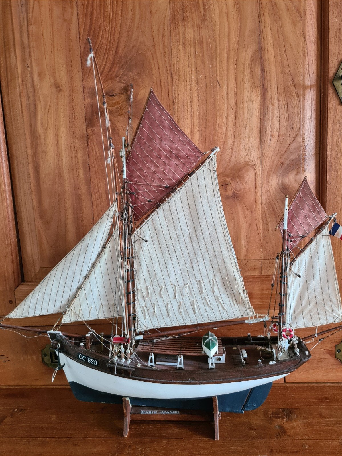 gedetailleerd schaalmodel  "Marie-Jeanne" in vitrine kast, Ophalen, Zo goed als nieuw, 1:32 tot 1:50