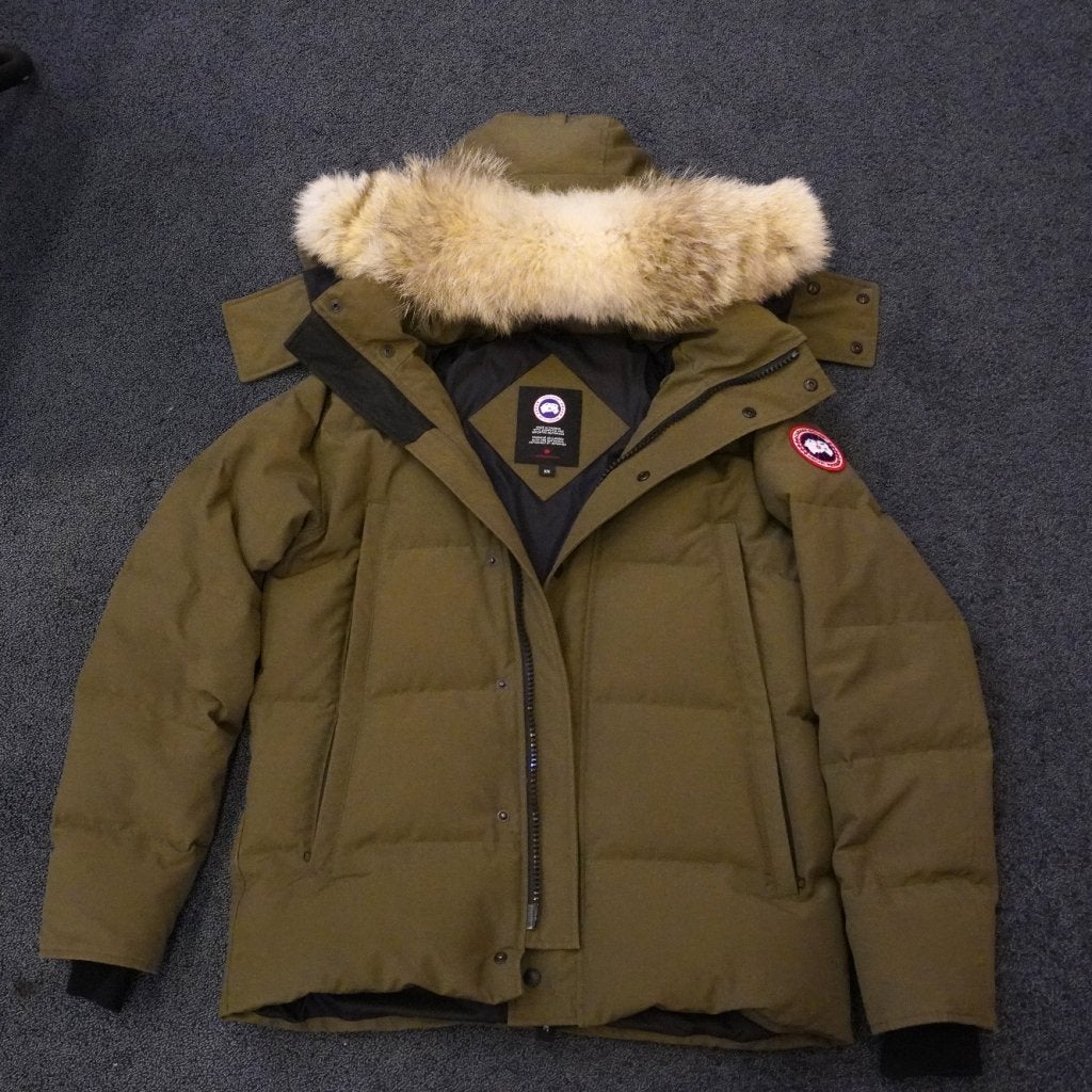 Canada Goose Wyndham Heritage Military Green Parka Maat M, Bburago, Zo goed als nieuw, https://www.bburago.com/contact-us/, 12/F, No. 9, Des Voeux Road West, Sheung Wan, Hong Kong