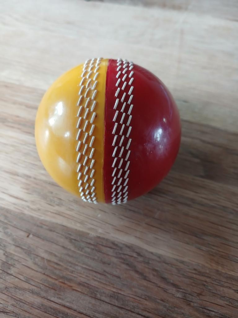 Cricket bal, Sport en Fitness, Honkbal en Softbal, Ophalen