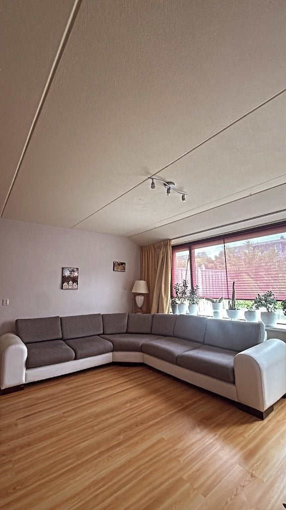 Grote hoekbank, grijs met wit, zeer comfortabel, Huis en Inrichting, Banken | Bankstellen, Modern, Comfortabel, Gebruikt, Hoekbank
