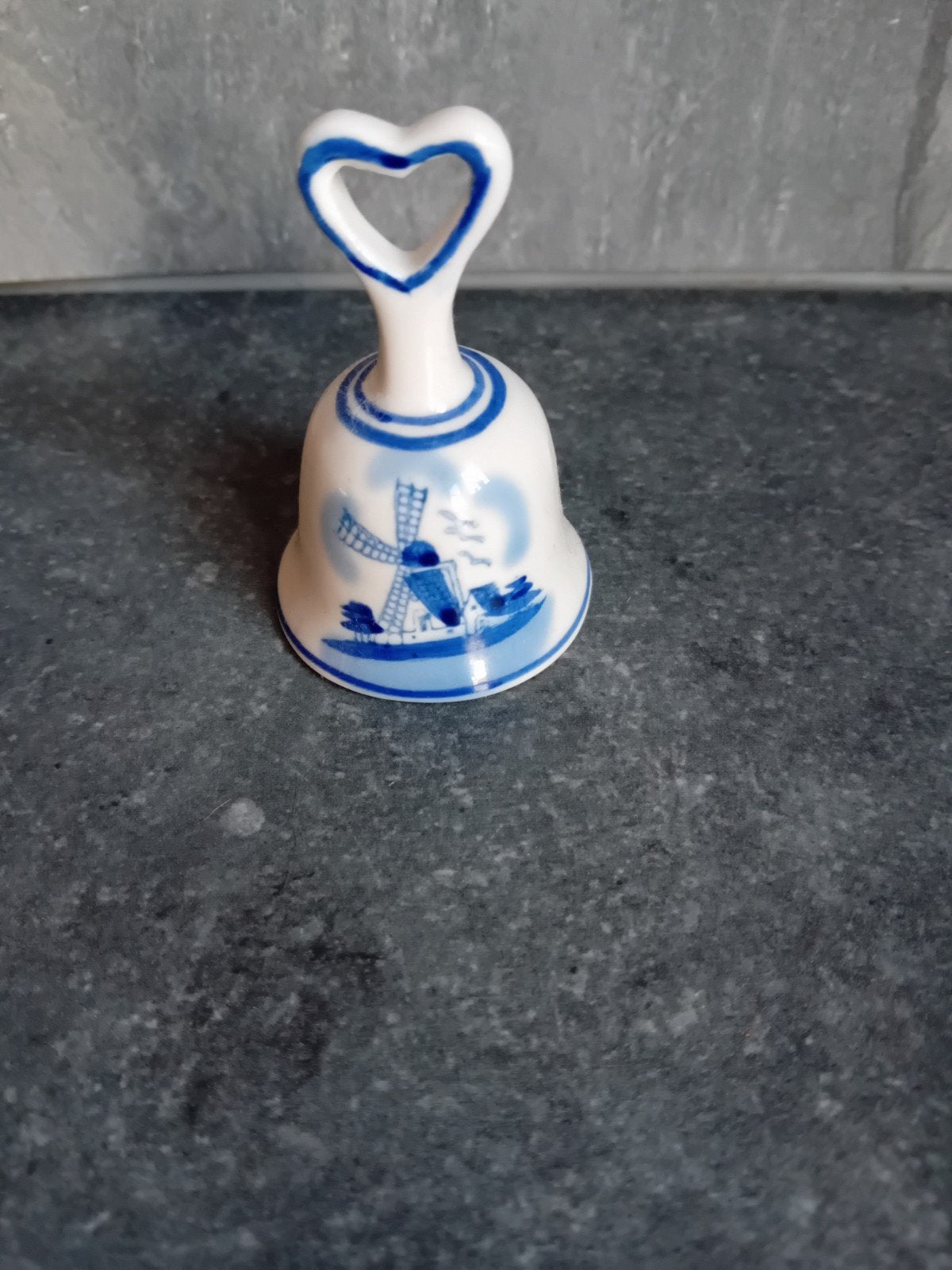 Delfts Blauw Klokje met Molen en Hartvormig Handvat, Ophalen of Verzenden