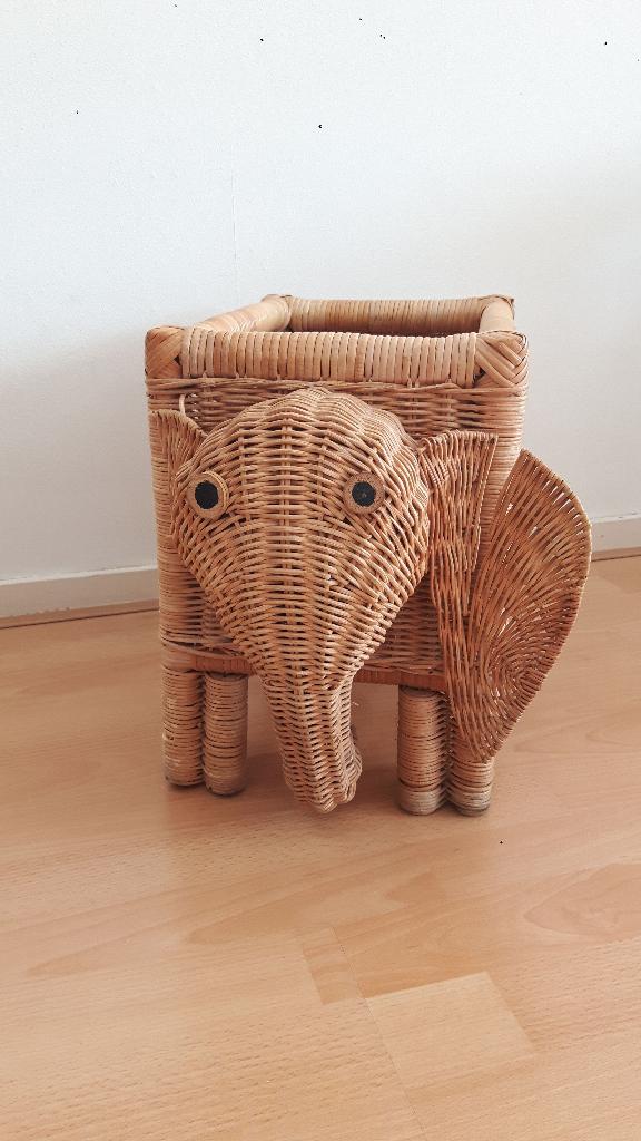 Rotan / rattan opbergmand krantenbak lectuurmand olifant, Huis en Inrichting, Woonaccessoires | Krantenbakken en Lectuurbakken