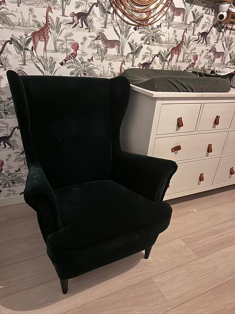 Mooie donkergroene Ikea Strandmon fauteuil met voetenbankje, Huis en Inrichting, Fauteuils, Ophalen, Zo goed als nieuw, Stof, 50 tot 75 cm