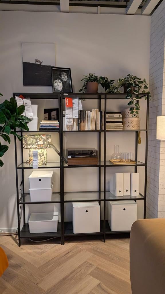 Twee IKEA VITTSJÖ open kasten, zwartbruin/glas, Ophalen, 50 tot 100 cm, 25 tot 50 cm, Glas