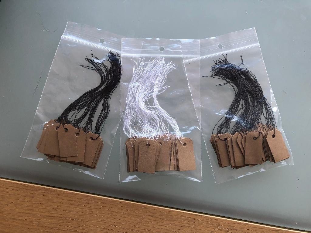 Prijskaartjes, prijslabels met draadje, zakje met 50 stuks, Hobby en Vrije tijd, Ophalen of Verzenden, Nieuw
